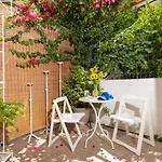 Ibiscus And Lily Apartament