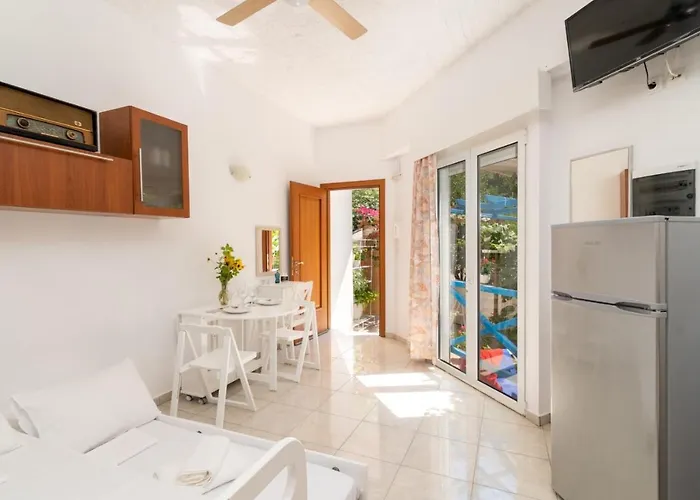 Ibiscus And Lily Apartman Rhodes City